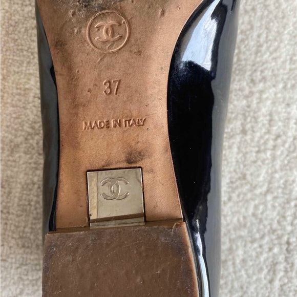 SOLD— 🤩🤩Beautiful Chanel flats 👡100% authentic and in 💖💖pristine condition 😎😎 - Picture 4 of 5